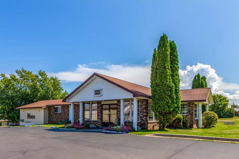 Quality Inn Lakefront (Heritage Inn Motel) - From Choice Motels Website (newer photo)